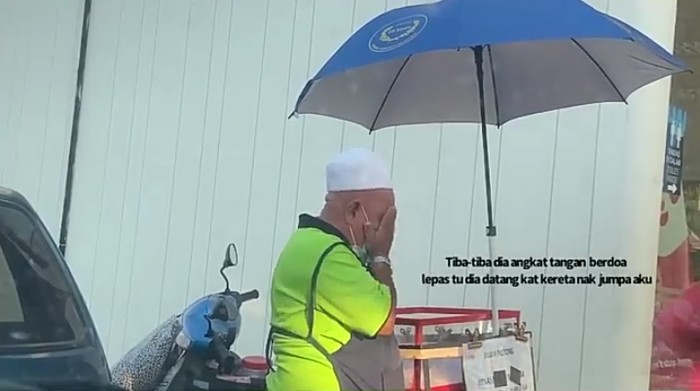 Sepi Pembeli, Kakek Ini Menangis Haru Saat Buahnya Diborong Orang