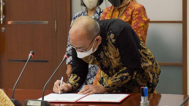 Seskab Pramono Anung melantik Fadlansyah Lubis menjadi Waseskab, di Gedung 3, Kemensetneg, Jakarta, Kamis (25/02/2021). (Dok: Humas Setkab)
