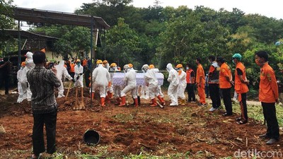 Suasana Salat Jenazah dan Pemakaman Pimpinan MTA Ahmad Sukina