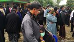 Suasana Salat Jenazah dan Pemakaman Pimpinan MTA Ahmad Sukina