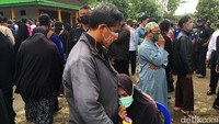 Suasana haru mengiringi pemakaman Ahmad Sukina.