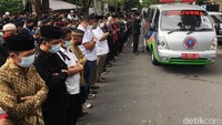 Para pelayat menyalatkan jenazah Ahmad Sukina di Jalan Kartini, sisi barat kantor MTA Solo. 
