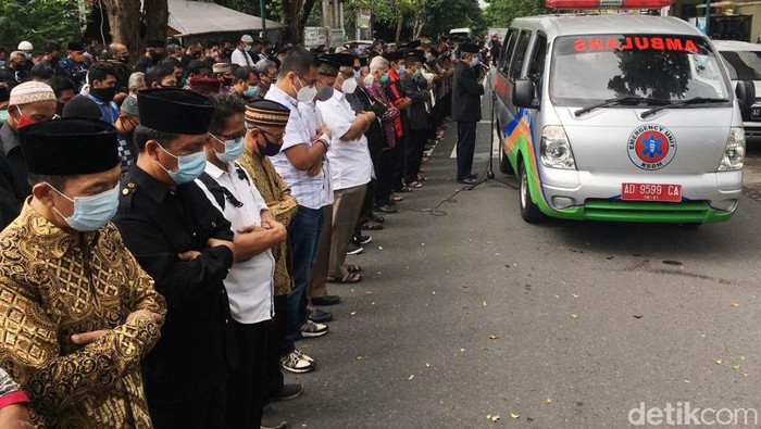 Suasana Salat Jenazah dan Pemakaman Pimpinan MTA Ahmad Sukina Pimpinan Majlis Tafsir Al-Qur'an (MTA) Ahmad Sukina meninggal dunia. Jenazah Sukina dimakamkan di Pemakaman Muslim Kaliboto, Mojogedang, Karanganyar, Jateng.