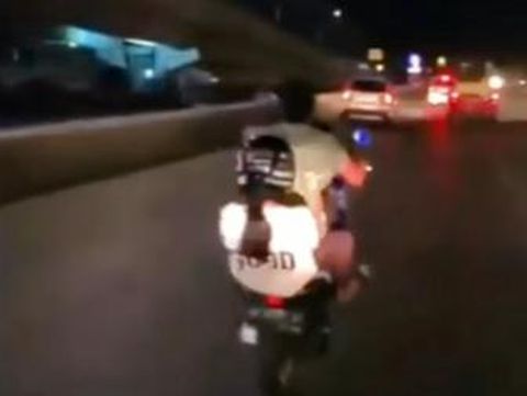 Tangkapan layar video viral aksi pemotor ugal-ugalan freestyle di Jalanan Makassar.