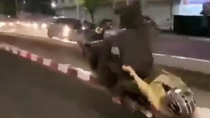 Tangkapan layar video viral aksi pemotor ugal-ugalan freestyle di Jalanan Makassar.