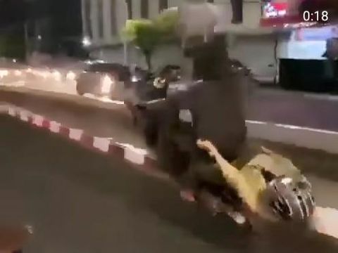 Tangkapan layar video viral aksi pemotor ugal-ugalan freestyle di Jalanan Makassar.