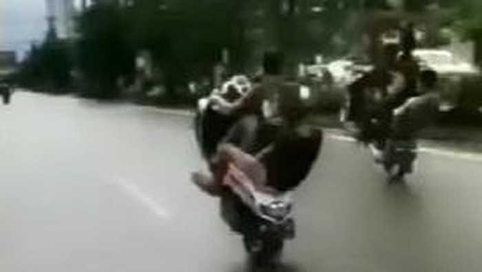 Tangkapan layar video viral aksi pemotor ugal-ugalan freestyle di Jalanan Makassar.