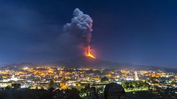 8. Italia: Gunung berapi Etna di Italia sudah diamati para ahli selama lebih dari 2.000 tahun dan merupakan gunung berapi terbesar di Eropa. Sampai saat ini, ia masih ancaman besar dengan letusan-letusannya. Foto: AP/Salvatore Allegra