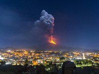 Gunung Etna, Italia, kembali menyemburkan lahar, abu dan batuan vulkanik hari ini, Kamis (25/2) waktu setenpat.