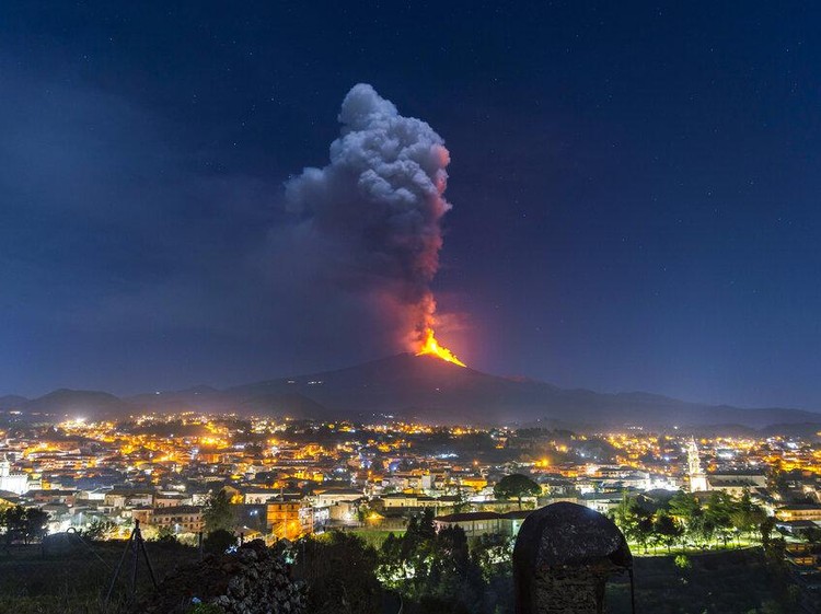 Terkini! Potret Letusan Gunung Etna di Italia Gunung Etna, Italia, kembali menyemburkan lahar, abu dan batuan vulkanik hari ini, Kamis (25/2) waktu setenpat.