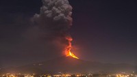Bandara Catania yang berada di dekat kawasan letusan ditutup sementara.