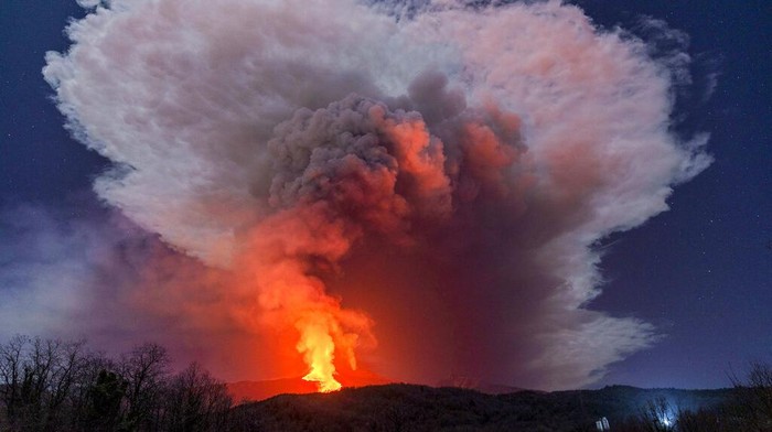 Terkini! Potret Letusan Gunung Etna di Italia Gunung Etna, Italia, kembali menyemburkan lahar, abu dan batuan vulkanik hari ini, Kamis (25/2) waktu setenpat.