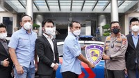 Tesla model 3 ini merupakan hibah dari Ikatan Motor Indonesia (IMI). Kakorlantas Polri Irjen Istiono menyebut hibah mobil listrik Tesla ini bisa dijadikan motivasi bagi Korlantas agar beralih ke mobil listrik sebagaimana yang pemerintah canangkan. Foto: Prestige Image Motorcars