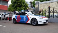 Dalam foto yang dibagikan, Tesla model 3 yang dipinjamkan sudah dilapisi stiker dengan warna mobil kepolisian. Di bodi mobil tepatnya di sisi kiri dan kanan pintu terdapat garis panah berwarna merah. Foto: Prestige Image Motorcars