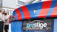 Prestige Image Motorcars menjual Tesla dalam tiga varian. Jarak tempuh masing-masing varian juga berbeda. Klaimnya, Standard Range Plus mampu mencapai jarak tempuh hingga 386 km, Long Range dan Performance hingga 499 km dalam satu kali pengisian daya. Foto: Prestige Image Motorcars