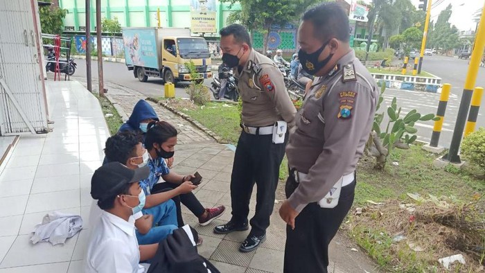 tiktok di traffic light
