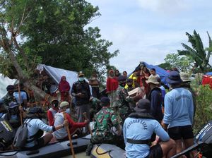 11 RT Dekat Tanggul Citarum yang Jebol Masih Banjir, TNI AL Evakuasi Warga