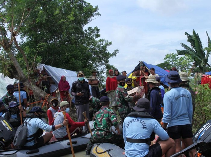 TNI AL salurkan bantuan dan evakuasi warga desa yang masih terendam banjir akibat jebolnya tanggul Sungai Citarum