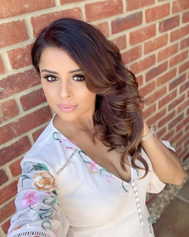 Orang selalu terkejut ketika aku mengungkap usiaku. Mereka sering berpikir aku paling tidak 10 tahun lebih muda. Aku cukup kecil jadi orang-orang mengira aku lebih muda, katanya dilansir Dailymail.  Foto: Dok. Instagram @makeup_by_veena