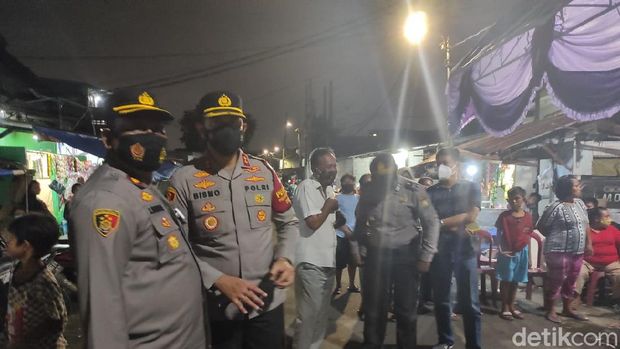 Wakapolres Metro Jakarta Barat AKBP Bismo Teguh di rumah duka korban penembakan Bripka CS (Azhar/detikcom)