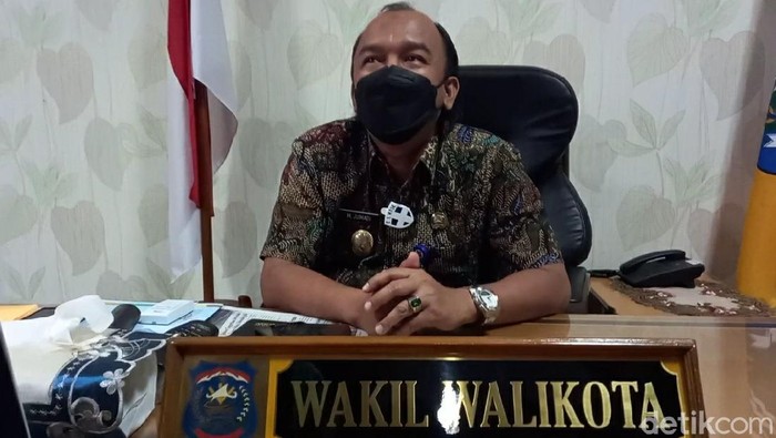 wakil wali kota tegal, m jumadi, di ruang kerjja setelah kembali dibuka, 25/2/2021