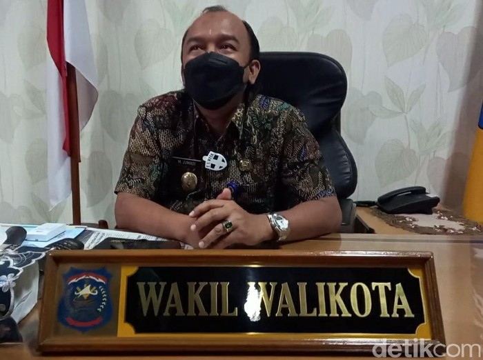 wakil wali kota tegal, m jumadi, di ruang kerjja setelah kembali dibuka, 25/2/2021