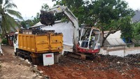 Bahkan warga sampai menyewa sejumlah alat berat.