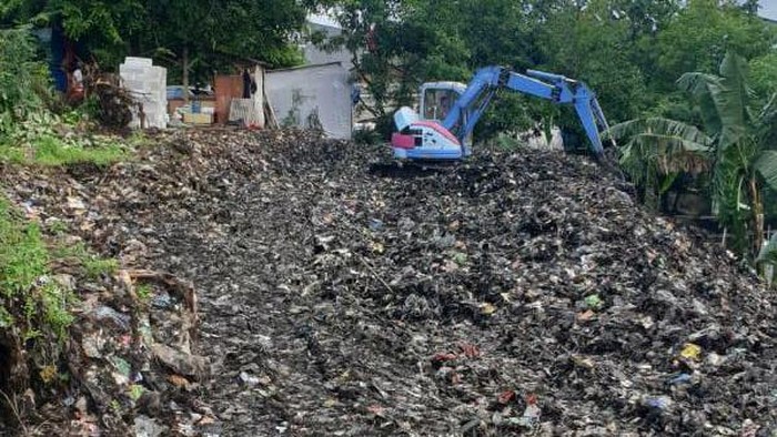 Warga Sukamaju Depok Ramai-ramai Bersihkan Sampah Sejumlah warga di kawasan Sukamaju, Depok, Jawa Barat, bergotong-royong membersihkan sampah yang telah menggunung setinggi 8 meter.
