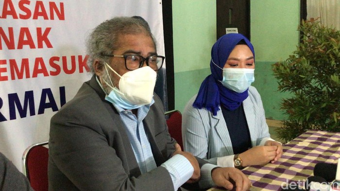 Arist Merdeka Sirait (Ketua Umum Komnas Anak) dan Yunita Lestari (mantan istri pertama Daus Mini)