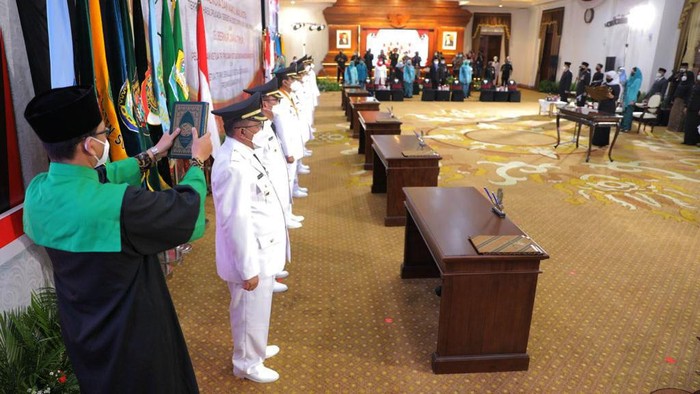 Sebanyak 17 Bupati/Wali Kota terpilih hasil Pilkada Serentak 2020 di Jawa Timur dilantik. Pelantikan dilakukan dalam tiga sesi atau tiga tahap dan digelar secara hybrid.