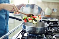 20 Tips Menghemat Waktu Memasak Di Dapur Dari Chef, Contek Yuk!