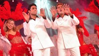 Seorang fans memotong pergelangan tanggannya di depan rumah Abhishek Bachchan agar bisa mendapatkan dari sang aktor dan putra Amitabh Bachchan itu. Dok. Instagram