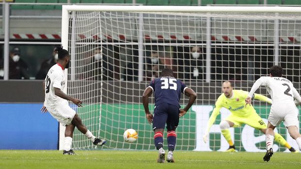 AC Milan AC Milan's Franck Kessie, left, scores on a penalty kick his side's opening goal during the Europa League round of 32 second leg soccer match between AC Milan and Red Star Belgrade at the San Siro Stadium, in Milan, Italy, Thursday, Feb. 25, 2021. (AP Photo/Antonio Calanni)