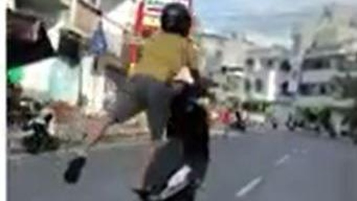 Seorang pria yang mengendarai motor melakukan aksi freestyle ugal-ugalan di jalan raya di Parepare, Sulawesi Selatan. Polisi pun mengamankan pemotor tersebut usai videonya viral di media sosial.