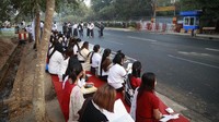 Umat Budha berdoa di kediaman Aung San Suu Kyi di Yangon.