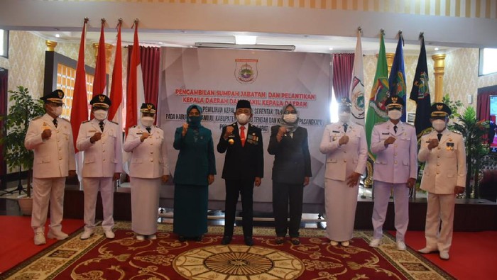 Gubernur Sulawesi Barat Ali Baal Masdar melantik tiga pasangan bupati dan wakil bupati hasil Pilkada Serentak 2020.