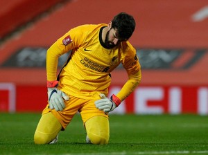 Duh, Alisson Tak Bisa Hadiri Pemakaman Ayahnya