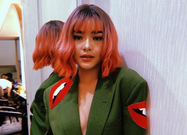 Kalau ingin tampil beda dan lebih berani, warna pink bisa kamu pilih untuk dijadikan sebagai warna rambutmu. Poni tengah juga bisa digunakan untuk membuat tampilan terlihat lebih menawan. Foto: Instagram/@amandamanopo