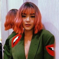 Kalau ingin tampil beda dan lebih berani, warna pink bisa kamu pilih untuk dijadikan sebagai warna rambutmu. Poni tengah juga bisa digunakan untuk membuat tampilan terlihat lebih menawan. Foto: Instagram/@amandamanopo