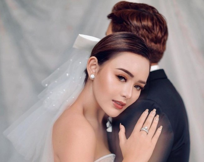 Untuk tampilan yang lebih rapih, kamu bisa menata rambutmu ke belakang. Tambahkan beberapa aksesoris, seperti veil untuk mempercantik tampilanmu. Foto: Instagram/@amandamanopo