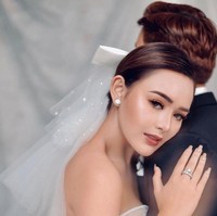Untuk tampilan yang lebih rapih, kamu bisa menata rambutmu ke belakang. Tambahkan beberapa aksesoris, seperti veil untuk mempercantik tampilanmu. Foto: Instagram/@amandamanopo