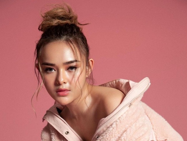 Tatanan rambut messy bun juga bisa menjadi pilihan bagi kamu yang memiliki rambut pendek. Jangan lupa menyisakan sedikit rambut di bagian kiri dan kanan untuk menciptakan kesan seksi pada tampilanmu. Foto: Instagram/@amandamanopo