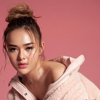 Tatanan rambut messy bun juga bisa menjadi pilihan bagi kamu yang memiliki rambut pendek. Jangan lupa menyisakan sedikit rambut di bagian kiri dan kanan untuk menciptakan kesan seksi pada tampilanmu. Foto: Instagram/@amandamanopo