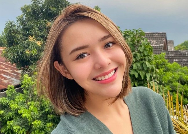 Gaya rambut bob pendek tanpa poni juga bisa menjadi inspirasi bagi kamu yang menginginkan tampilan yang simpel dan nggak ribet. Agar wajah terlihat lebih cerah, kamu juga bisa memilih untuk mewarnai rambutmu dengan warna coklat seperti pemeran Andin Ikatan Cinta yang satu ini. Foto: Instagram/@amandamanopo