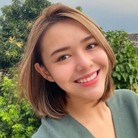 Gaya rambut bob pendek tanpa poni juga bisa menjadi inspirasi bagi kamu yang menginginkan tampilan yang simpel dan nggak ribet. Agar wajah terlihat lebih cerah, kamu juga bisa memilih untuk mewarnai rambutmu dengan warna coklat seperti pemeran Andin Ikatan Cinta yang satu ini. Foto: Instagram/@amandamanopo