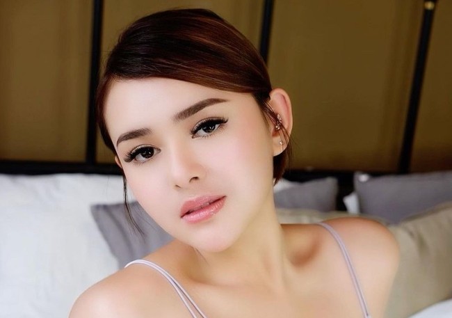 Gaya rambut Amanda Manopo yang satu ini terlihat sangat simple dan bisa digunakan untuk sehari-hari. Dengan poni belah samping dan rambut diikat satu ke belakang membuat penampilannya terlihat semakin fresh. Untuk mempermanis tampilannya, Amanda menyisakan sedikit rambut di samping kedua telinganya. Foto: Instagram/@amandamanopo
