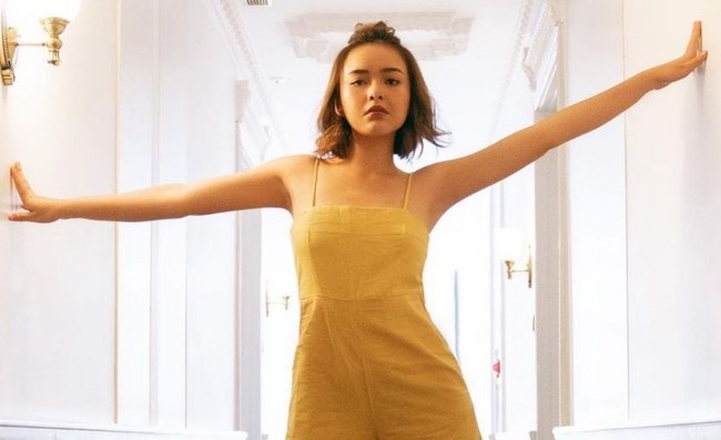 Bagi yang tidak menyukai rambut berponi, gaya rambut pendek yang satu ini cocok untuk kamu jadikan contoh. Kamu bisa menaikkan poni rambutmu ke atas dan mensasaknya untuk memberikan volume. Foto: Instagram/@amandamanopo