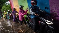 Pengendara memanfaatkan trotoar agar sepeda motor mereka tidak mogok saat menembus terowongan.