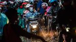Saat Pemotor Naik Trotoar Gegera Banjir di Terowongan Semarang