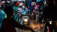 Banjir yang merendam terowongan jalan raya tersebut dengan ketinggian sekitar 55 cm hingga pukul 18:00 WIB menyebabkan puluhan sepeda motor mogok dan arus lalu lintas terganggu, sementara itu warga setempat membantu mengatur lalu lintas dengan sukarela. 